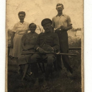 pokaż obrazek - Tekla i Stefan Patajeiwcz z tyłu Wacław Drzewicki.