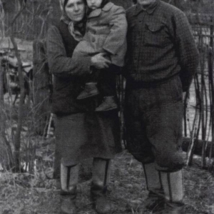 pokaż obrazek - Władysława i Józef Martyniukowie ze Zdzisławem Muselem rok 1954.