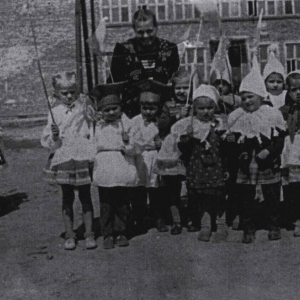 pokaż obrazek - Dzieci Szkoły Podstawowej w Wólce Okopskiej. Nauczyciel - Pani Plewa rok około 1956-1957.