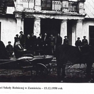 pokaż obrazek - Absolwenci Szkoły Rolniczej w Zamieściu 1950 rok.
