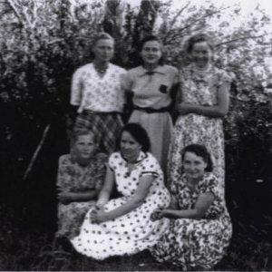 pokaż obrazek - Wólka Okopska 1950 rok. Od lewej Kazimiera Dziedzic, Czesława Mysakowska - Panczyszyn, Maria Gozdecka, Zofia Czyż , Helena Wasiuk i Kazimiera Walczuk.