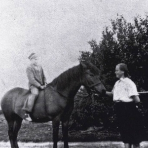 pokaż obrazek - Wólka Okopska 1950 rok. Na koniu Władysław Oleszczuk obok Kazimiera Dziedzic.