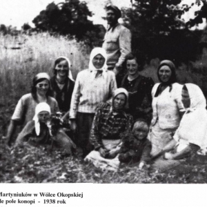 pokaż obrazek - Od lewej : Lepionko Franciszka, mała Janina Petelska , Kiryczuk Wanda, Stareńka Antonina. U dołu : Suchocka Maria , u góry Józef Martyniuk, Zofia Weremko, mała Kazimiera Prączko (Ulewicz),