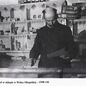 pokaż obrazek - Antoni Musel w sklepie w Wólce Okopskiej rok 1948.