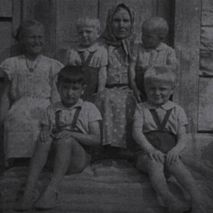 pokaż obrazek - Katarzyna Martyniuk z wnukami i prawnukami ,mieszkanka wsi Wólka Okopska ok.1956 roku - mieszkanie Suchockich.