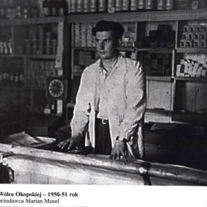 pokaż obrazek - Sklep w Wólce Okopskiej rok 1950-1951. Sprzedawca Marian Musel.