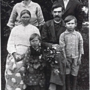 pokaż obrazek - Rodzina z Wólki Okopskiej. Od lewej góra: Franciszka i Jakub Lepionko. Na krzesłach siedzą :Maria i Jakub Suchoccy. Dzieci : Kazimiera Dziedzic i Czesław Lepionko.