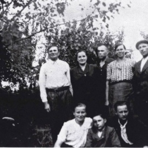 pokaż obrazek - Sad u Lepionków w Wólce Okopskiej rok 1950. O d lewej góra - Jakub Lepionko, Franciszka Oleszczuk, Władysław Oleszczuk Franciszka Lepionko, Potocki Józef, niżej Kazimiera Dziedzic, Oleszczuk Włodzimierz i Czesław Potocki.