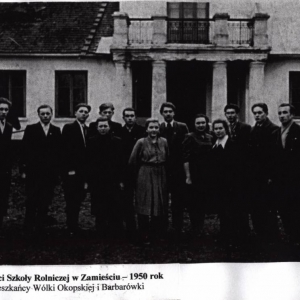 pokaż obrazek - Absolwenci Szkoły Rolniczej w Zamieściu 1950 rok. Mieszkańcy Wólki Okopskiej i Barbarówki. Trzeci od prawej Marian Musel - mieszkaniec Wólki Okopskiej. Drugi od lewej Popko Stanisław mieszkaniec Barbarówki. Czwarty od lewej na pierwszym planie Henryk Wasiuk - mieszkaniec Wólki Okopskiej.