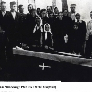 pokaż obrazek - Pogrzeb Michała Suchockego z Wólki Okopskiej 1942 rok. O d lewej Suchocka Maria, Pieniążko Józef, Suchocki Stanisław , Weremko Stanisław , Walczuk Helena za nią Martyniuk Józef, Weremko Zofia, Czesław Lepionko za nim Jakub i Franciszka Lepionko przed nimi Suchocka Maria, Stareńka Antonina, za nią Stanisław Pieniążek, przed nim Martynik Władysława, Stareńki Józef. Dzieci : od lewej Kazimiera Dziedzic, Stanisława Musel i Jadwiga Petelska.