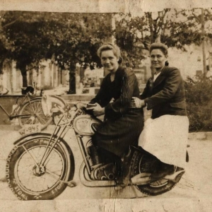 pokaż obrazek - Za kierownicą Jadwiga Kasperkiewicz z domu Poczęta .