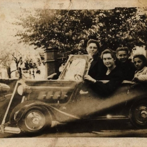 pokaż obrazek - Za kierownicą Jadwiga Kasperkiewicz z domu Poczęta - 1946 rok.