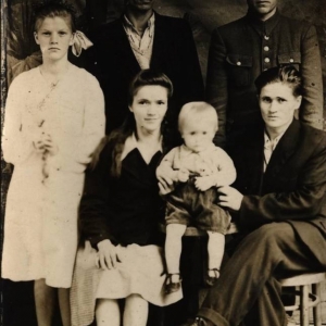 pokaż obrazek - Jadwiga Kasperkiewicz z domu Poczęta z mężem Kazimierzem, synem Eugeniuszem z siostrą Ireną bratem Marianem oraz kolega Czesław Kocioł.