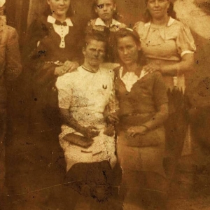 pokaż obrazek - Jadwiga Kasperkiewicz z domu Poczęta z koleżankami z Lipinek. Fotografia wykonana w Klesztowie.