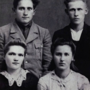 pokaż obrazek - Jurkowski Antoni, Strzelczyk Stanisław, Kasperkiewicz Jadwiga, Kasperkiewicz Helena -1945 rok.