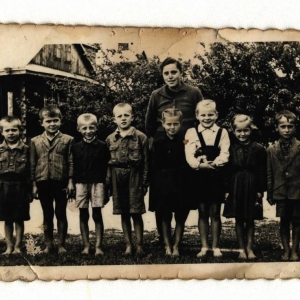 pokaż obrazek - Druga od prawej Halina Kasperkiewicz - szkoła Borysowiec 1956 rok.