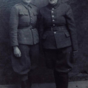 pokaż obrazek - Od lewej Kasperkiewicz Jadwiga z domu Poczęta i Weronika Gadzała z domu Kasperkiewicz lata 40 -te.