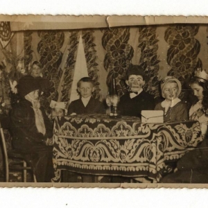 pokaż obrazek - Przedstawienie w szkole w Borysowcu -na fotografii pierwsza z prawej Pani Jadwiga Kasperkiewicz.