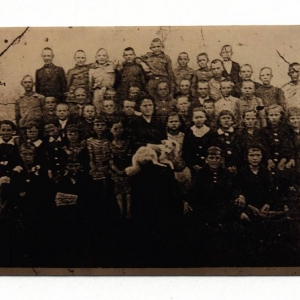 pokaż obrazek - Szkoła w Różynie - lata 30 -te. Od prawej strony na dole Janina Kasperkiewicz z domu Poczęta.