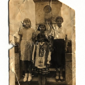 pokaż obrazek -  Jadwiga Kasperkiewicz z domu Poczęta z koleżankami.