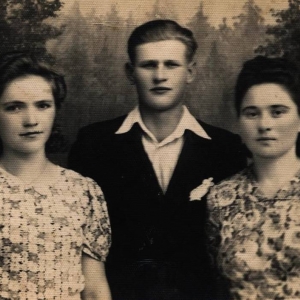 pokaż obrazek - Jadwiga Kasperkiewicz z domu Poczęta z koleżanką i kolegą - Dubienka 1946 rok.