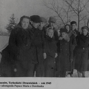 pokaż obrazek - Rodzina Papaczów, Terleckich i Drzewickich - rok 1945. Zdjęcie udostępnił Jan Papacz