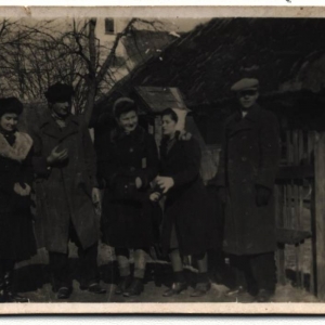 pokaż obrazek - Od lewej : Janina Skorupska, Stefan Papacz, Marianna Papacz, Marianna Koniuszewska, Marian Koniuszewski - Dorohusk ul. I Armii Wojska Polskiego.