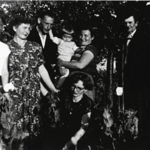 pokaż obrazek - Dorohusk 1952 rok. Na zdjęciu od lewej : Felicja Dąbrowska, Elżbieta Dąbrowska, Stefan Papacz, Marianna Papacz, Dąbrowski, Stefania Dąbrowska.