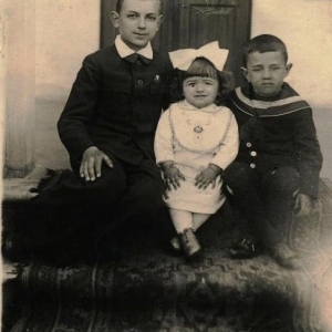 pokaż obrazek - Zygmunt, Bohdan i Jadwiga Roguscy na werandzie rodzinnego domu w Dorohusku. Okres międzywojenny.