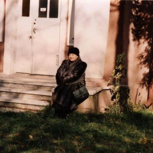 pokaż obrazek - Pani Jadwiga Roguska przed swoim rodzinnym domem w Dorohusku. Obecnie mieści się ŚDS