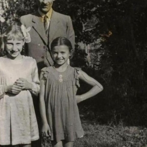 pokaż obrazek - Pan Korolczuk w ogrodzie z córką i Jadwigą Roguską. Okres okupacji.