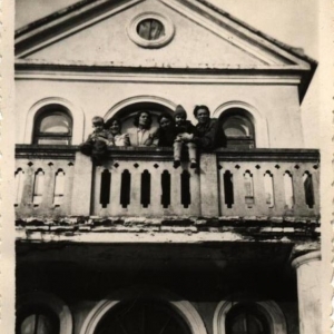 pokaż obrazek - Rodzina Roguskich na balkonie w domu w Dorohusku. Okres międzywojenny.