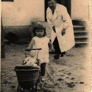 pokaż obrazek - Bronisław Roguski z córką Jadwigą przed domem w Dorohusku. Okres międzywojenny.