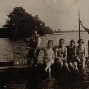 pokaż obrazek - Maria Roguska z kuzynami i znajomymi w łódce na Bugu. Okres międzywojenny.
