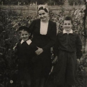 pokaż obrazek - Rodzeństwo Roguskich w ogrodzie Pana Bobryka z Panią Walą Kalińską przyszła żona Pana Derkacza. Okres okupacji.