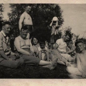 pokaż obrazek - Rodzina Roguskich podczas majówki nad Bugiem. Okres międzywojenny.