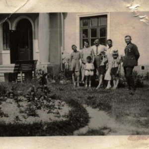 pokaż obrazek - Bronisław Roguski z żoną Marią i synami oraz rodziną doktora Zalewskiego z Chełma przed domem w Dorohusku. Okres międzywojenny.
