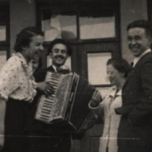 pokaż obrazek - Zygmunt Roguski z siostrą Jadwigą oraz Michał Gałuszewski i Pani Mira Knorr - korepetytorka z czasów okupacji. Okres powojenny.