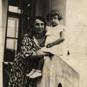 pokaż obrazek - Maria Roguska z córką Jadwigą na werandzie Pałacyku w Dorohusku. Okres międzywojenny.