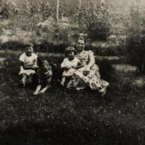 pokaż obrazek - Maria Roguska z dziećmi - synem Zygmuntem i córką Jadwigą oraz psem Bojem przed domem w Dorohusku. Okres międzywojenny.