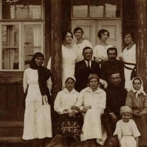 pokaż obrazek - Bronisław Roguski z żoną Marią oraz pracownicy Szpitala w Szacku (Ukraina )1923r.