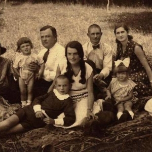 pokaż obrazek - Państwo Roguscy z synami i przyjaciółmi w ogrodzie w Dorohusku. Okres międzywojenny.