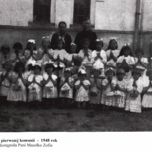 pokaż obrazek - Dzieci do I komunii - 1948 rok. Zdjęcie udostępniła Zofia Masełko.