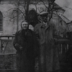 pokaż obrazek - Papacz Michalina i Stanisław w tle kościół w Dorohusku.