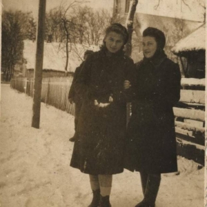 pokaż obrazek - Leokadia Drzewicka i Maria Papacz  w tle kościół  Dorohusku.