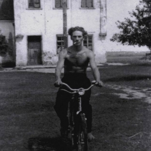 pokaż obrazek - Pałac Suchodolskich lata 60 -te. Ze zbiorów biblioteki. Na zdjęciu Pan Filipowicz z Dorohuska