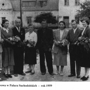 pokaż obrazek - Zakończenie roku szkolnego . Na fotografii znajdują się nauczyciele ze szkoły w Dorohusku, która w latach powojennych znajdowała się w Pałacu Suchodolskich. Zdjęcie ze zbiorów biblioteki. Od lewej: Pani Irena Wojcieszuk, Pani Czarnecka, Pan Bobryk, Pani Gałuszewska,nie wiem kim jest mężczyzna w środku,Pani Masełko,i Państwo Grzywnowie. Moi nauczyciele w podstawówce. 