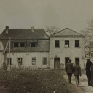 pokaż obrazek - Pałac Suchodolskich w Dorohusku - 1979 rok. Uczestnicy I Pleneru Koła Fotograficznego ze Szkoły Podstawowej w Dorohusku, prowadzonego przez Pana Ryszarda Karczmarskiego . Ze zbiorów prywatnych Pana Jacka Iwańczuka z Dorohuska.