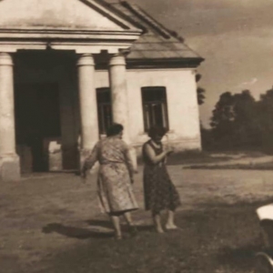 pokaż obrazek - Dorohusk. Nieistniejąca już oficyna przy Pałacu Suchodolskich. Okres międzywojenny. Zdęcie z archiwum prywatnego Pani Barbary Nowosad - Wawryniuk.