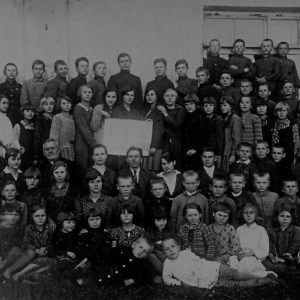 pokaż obrazek - Uczniowie ze Szkoły Podstawowej na tle Pałacu Suchodolskich lata 30 - te. Zdjęcie z archiwum prywatnego Pana Jana Papacza wykonane przed Pałacem.